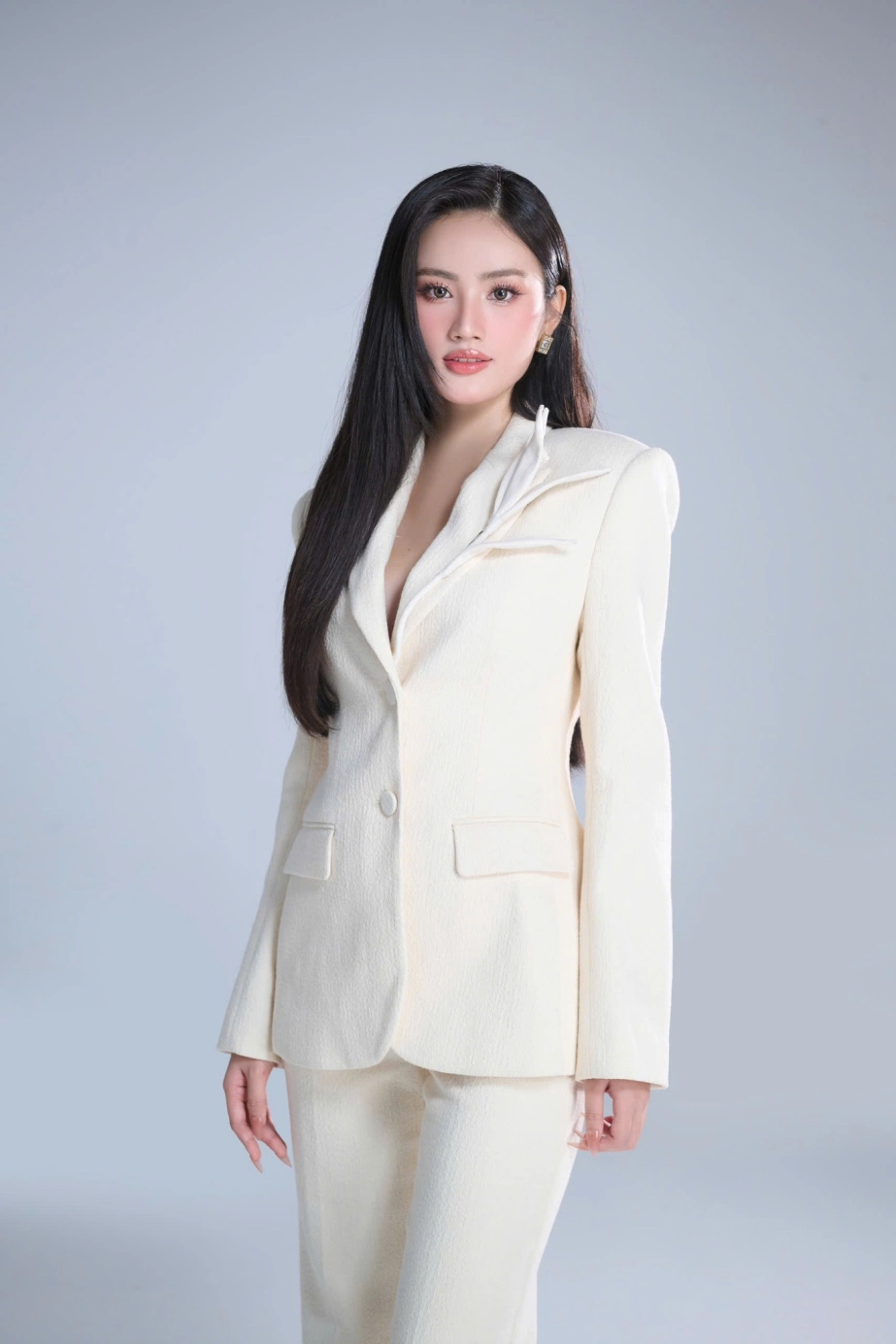 Hoa hậu ý nhi xin vía hoa hậu thanh thủy
