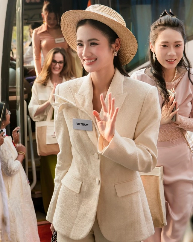 Hoa hậu ý nhi xin vía hoa hậu thanh thủy