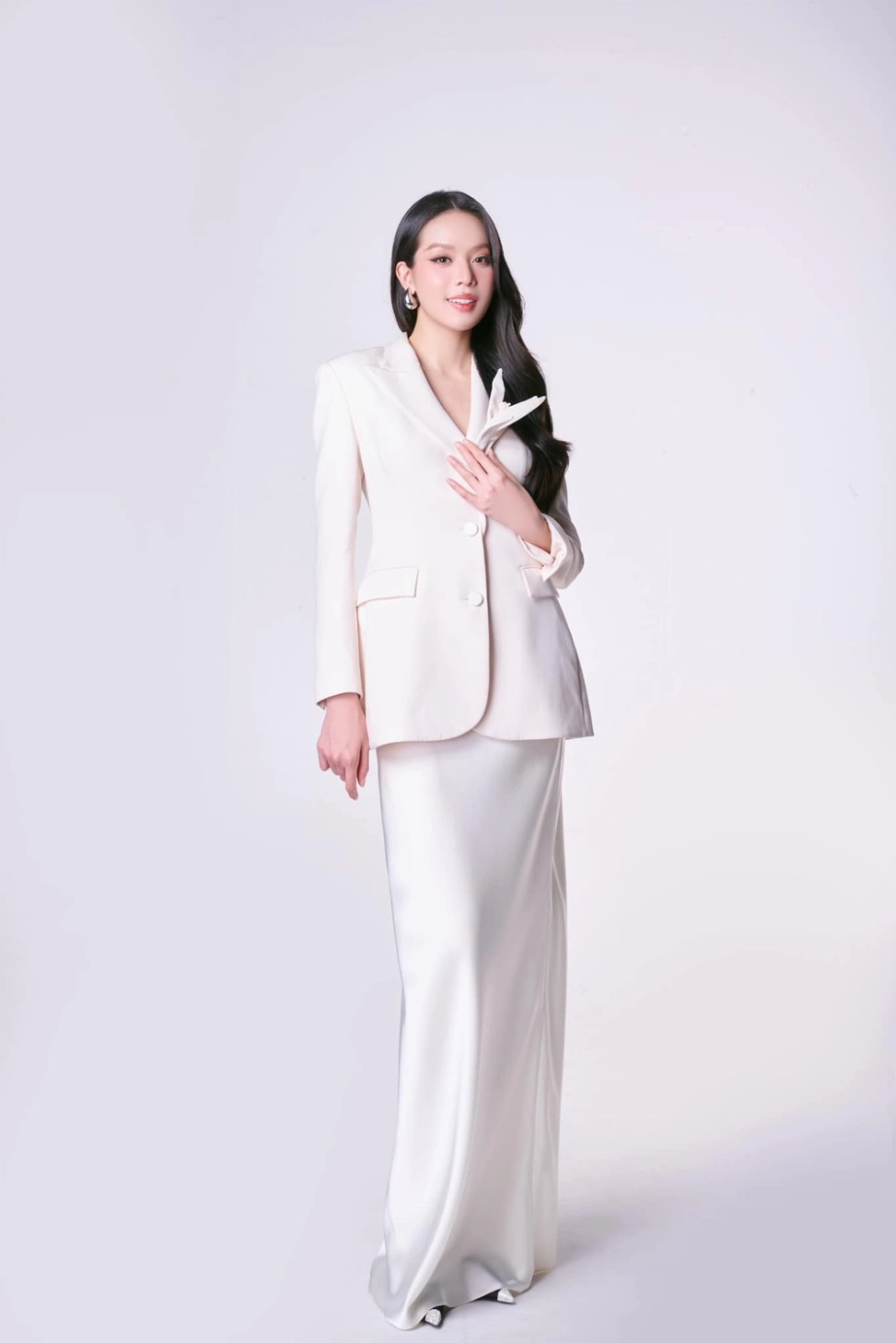Hoa hậu ý nhi xin vía hoa hậu thanh thủy