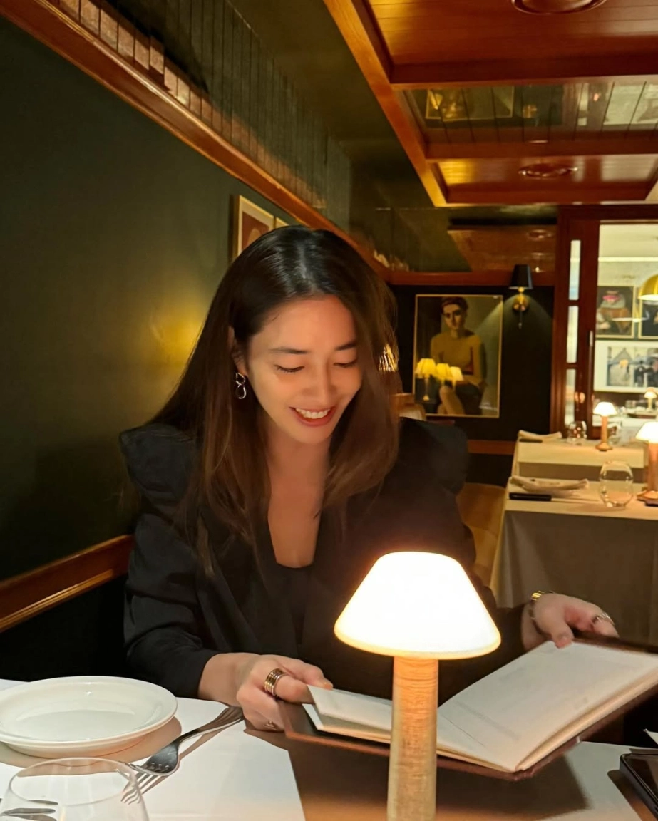 Đôi mắt thuỷ tinh của mỹ nhân vườn sao băng