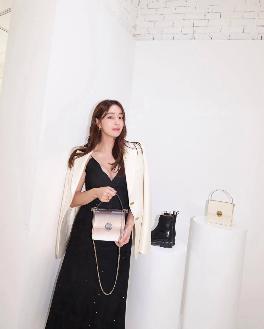 Đôi mắt thuỷ tinh của mỹ nhân vườn sao băng