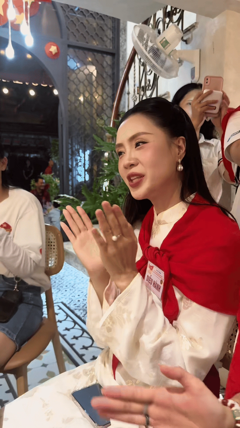 Nhan sắc rạng rỡ ở tuổi 40 của hồng diễm gây sốt