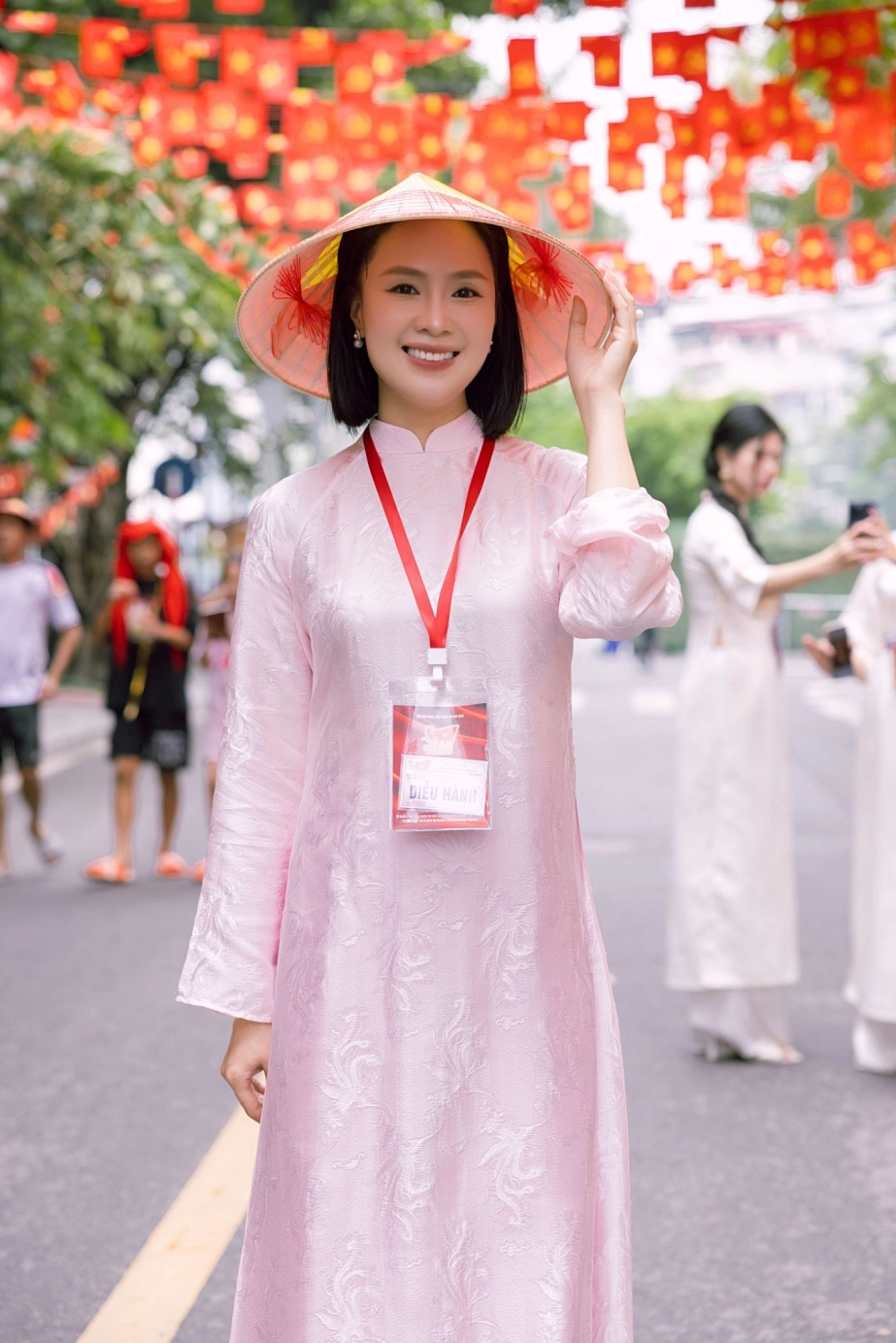 Nhan sắc rạng rỡ ở tuổi 40 của hồng diễm gây sốt