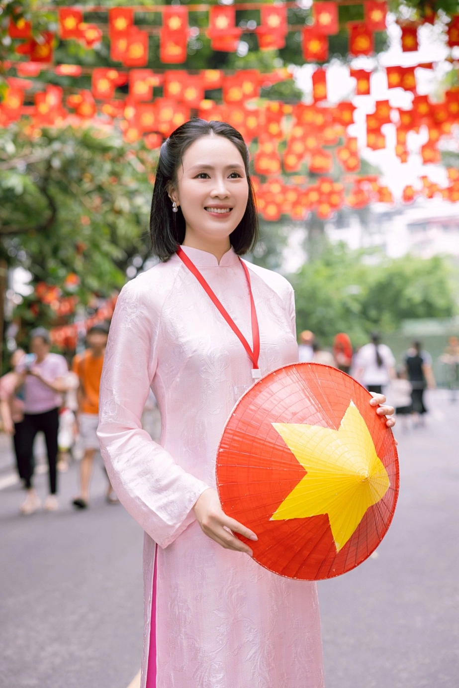 Nhan sắc rạng rỡ ở tuổi 40 của hồng diễm gây sốt
