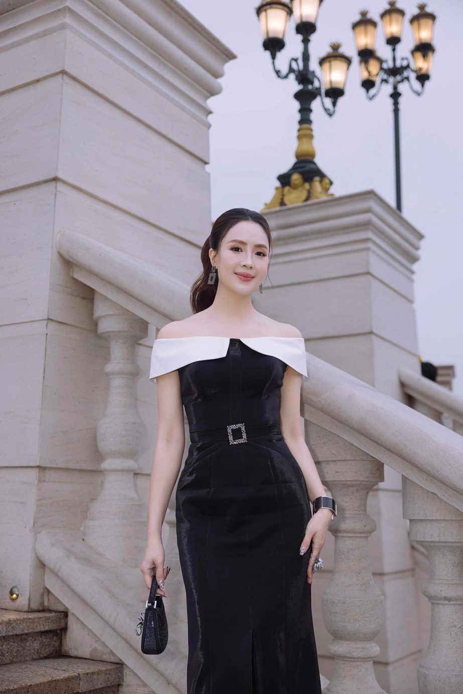 Nhan sắc rạng rỡ ở tuổi 40 của hồng diễm gây sốt