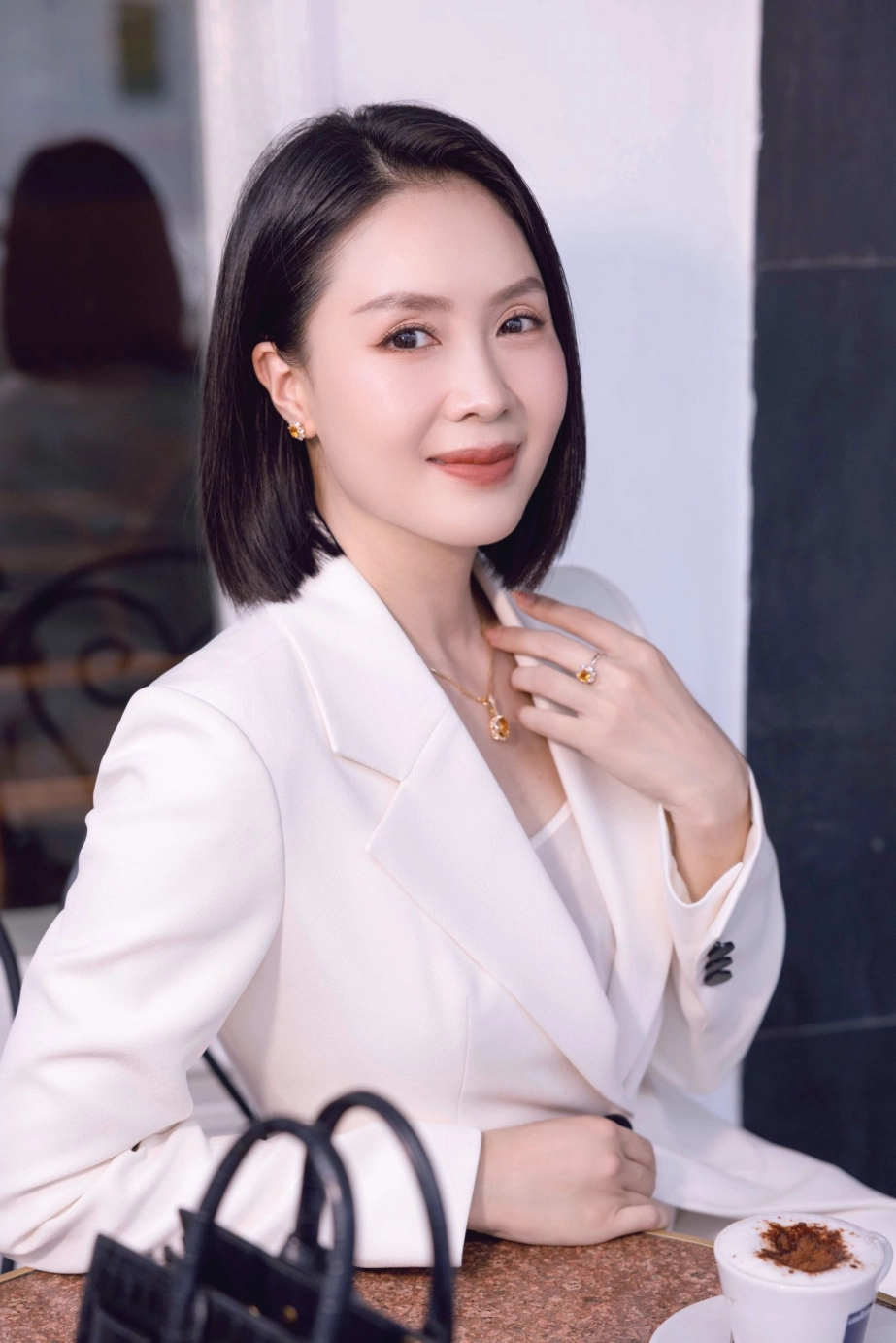 Nhan sắc rạng rỡ ở tuổi 40 của hồng diễm gây sốt