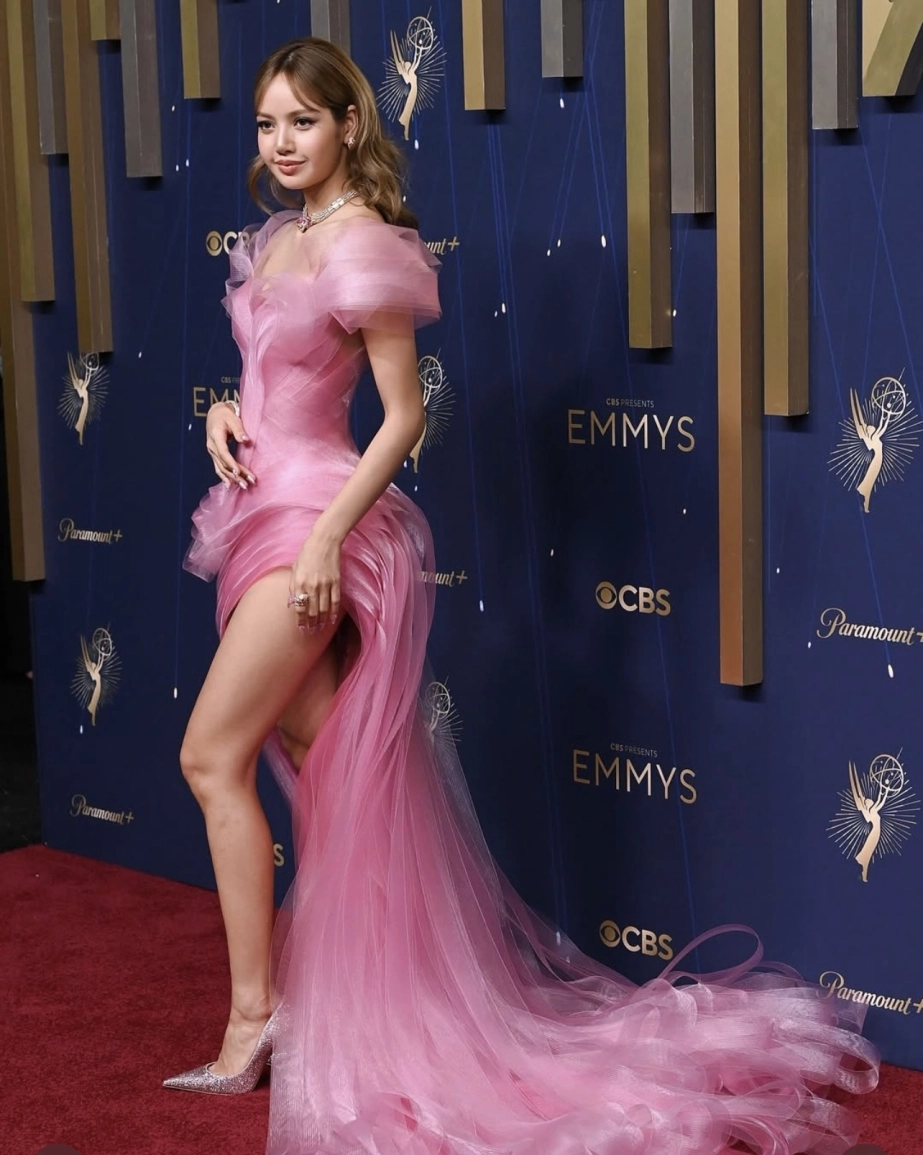 Tạo hình không có điểm gì để chê của lisa trên thảm đỏ emmys 2025