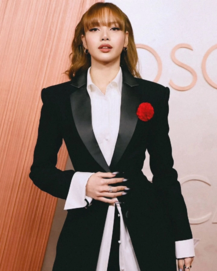 Tạo hình không có điểm gì để chê của lisa trên thảm đỏ emmys 2025