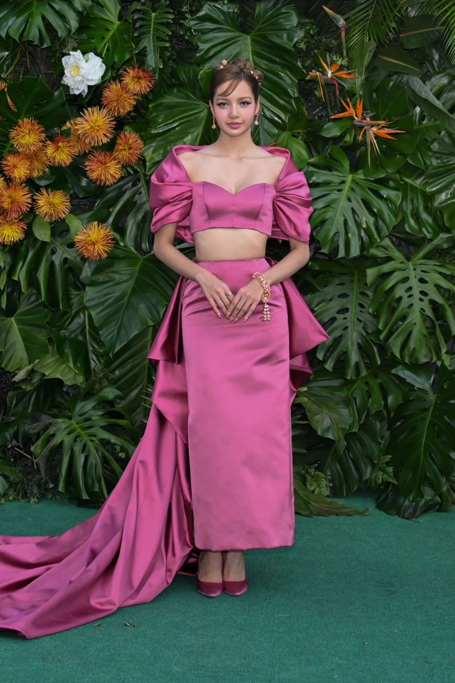 Tạo hình không có điểm gì để chê của lisa trên thảm đỏ emmys 2025
