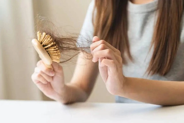 Thói quen vô tình khiến tóc không kiểm soát