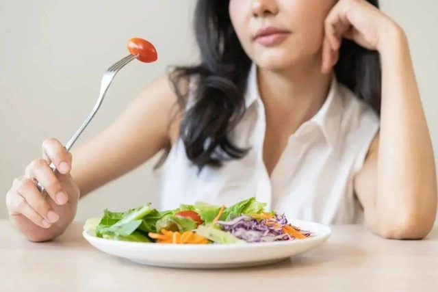 Thói quen vô tình khiến tóc không kiểm soát