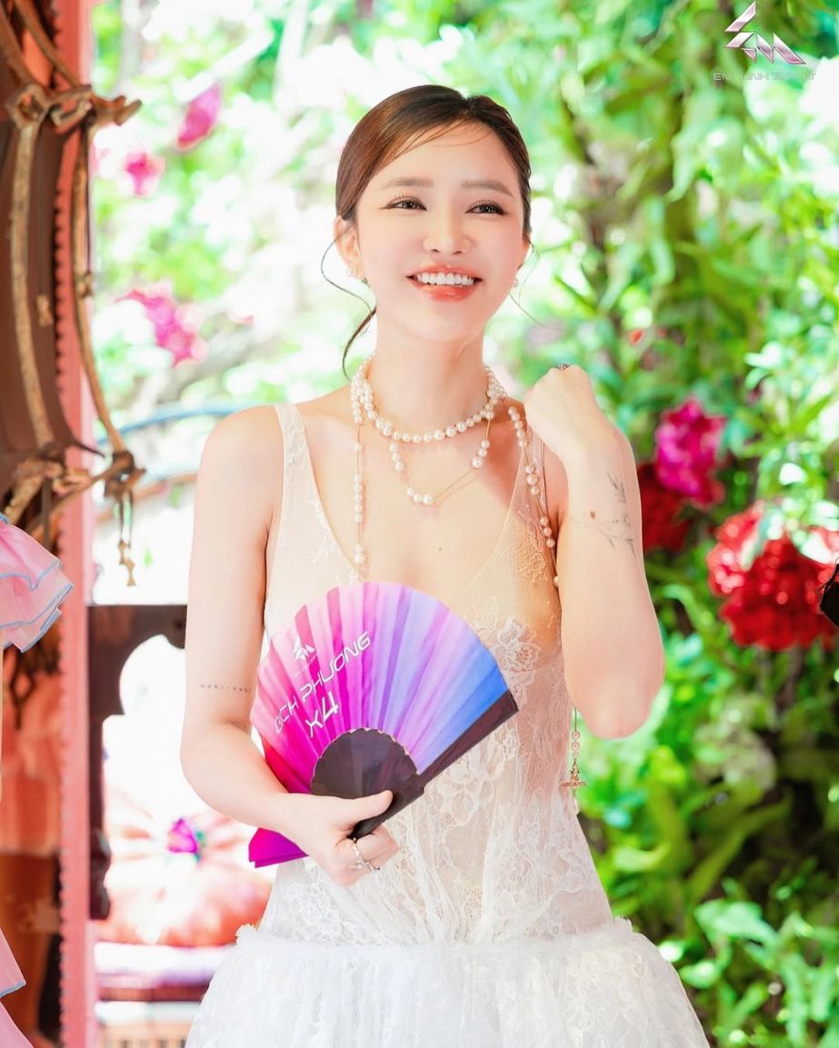 Bích phương được khen khi xuất hiện với gương mặt khác lạ