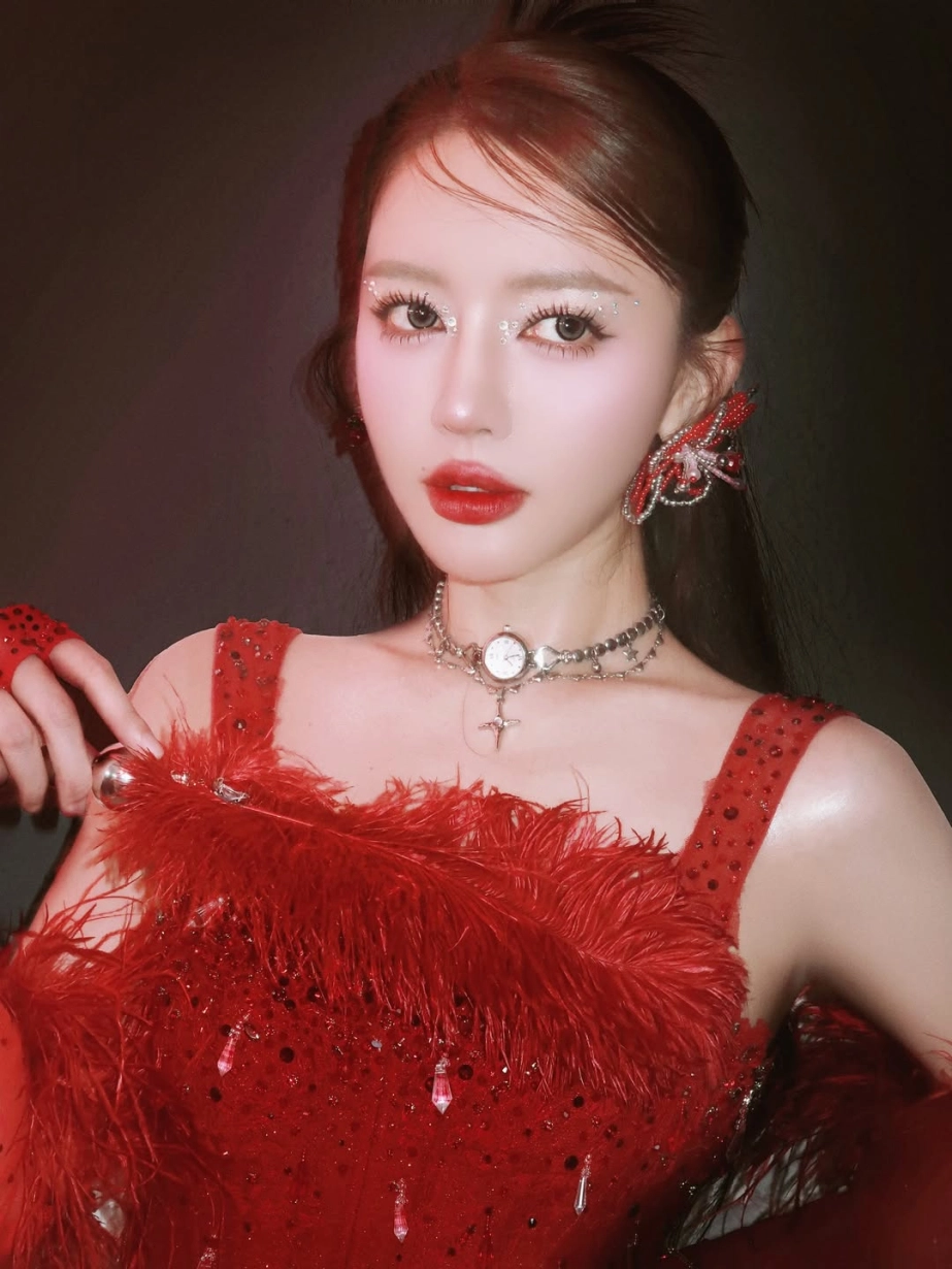 Bích phương được khen khi xuất hiện với gương mặt khác lạ